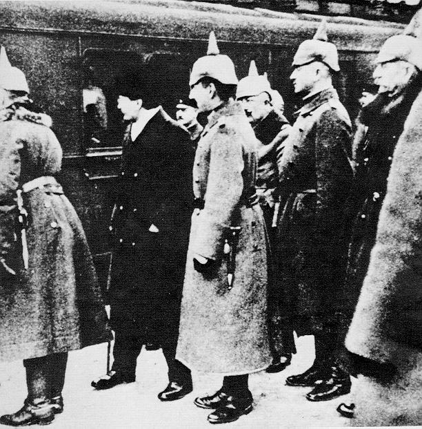 Trotsky a Brest-Litovsk nel 1917 dc-Immagine dal web